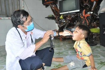 Ngành y tế Bình Phước chủ động khám, tiêm chủng phòng, chống bệnh bạch hầu.