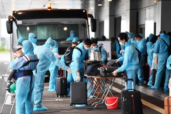 Các công dân trở về qua sân bay Vân Đồn đều được kiểm tra y tế chặt chẽ theo quy định của Bộ Y tế về phòng, chống dịch.