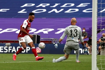 Aubameyang (áo đỏ) lập cú đúp, giúp Arsenal thắng Chelsea 2-1.