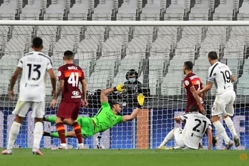 Gonzalo Higuain ghi bàn mở tỷ số cho Juventus ở phút thứ năm. (Ảnh: Reuters)