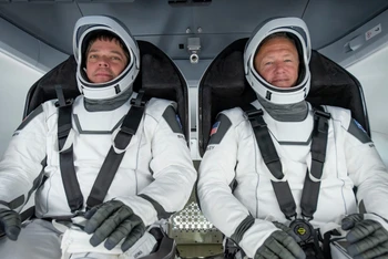Hai phi hành gia của NASA Bob Behnken (trái) và Doug Hurley tham gia thử nghiệm cùng SpaceX vào tháng 3. Ảnh: NASA.