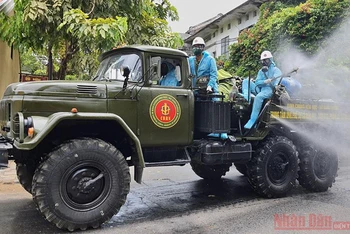 Lực lượng quân đội phun thuốc hóa chất khử trùng tại phố cổ Hội An.