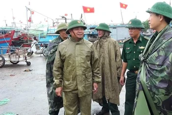 Lực lượng chức năng ở Thanh Hóa kiểm tra đôn đốc phòng chống bão số 2 tại khu vực ven biển thành phố Sầm Sơn.