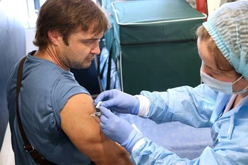 Nga lên kế hoạch tiêm chủng vaccine chống Covid-19 miễn phí cho người dân trong tháng 10. Ảnh: TASS.