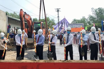 Các đại biểu thực hiện nghi thức khởi công xây dựng cầu Thanh Sơn.