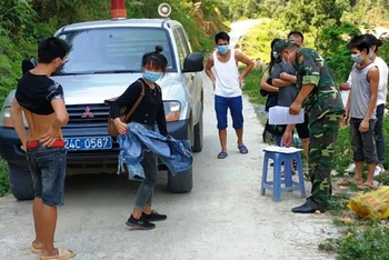 Các đối tượng lội suối, nhập cảnh trái phép vào Việt Nam bị Bộ đội biên phòng Lào Cai bắt giữ.