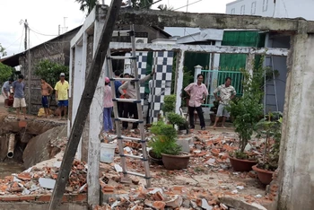 Dông lốc khiến một căn nhà bê-tông thiệt hại nặng nề.