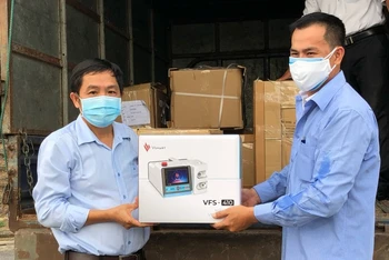 Đại diện tỉnh Quảng Ngãi tiếp nhận máy thở từ Tập đoàn Vingroup.