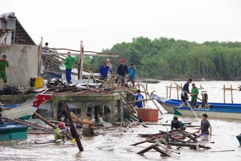 Hơn 429 căn nhà ở Kiên Giang bị sập và tốc mái.