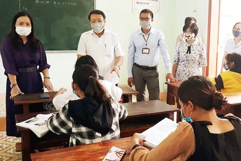 Phó Chủ tịch Thường trực UBND tỉnh Quảng Trị Hà Sỹ Đồng (thứ hai, bên trái) động viên các học sinh lóp 12 Trường THPT Đakrông trong chuyến kiểm tra. 