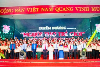 13 đoàn viên thanh niên Dầu khí tại Lễ tuyên dương Người thợ trẻ giỏi toàn quốc.