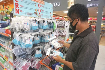 Người dân chọn mua khẩu trang vải kháng khuẩn tại một siêu thị thuộc Saigon Co.op.