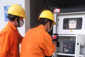 Công nhân Công ty Điện lực Đà Nẵng kiểm tra máy biến áp cấp điện Cung thể thao Tiên Sơn.