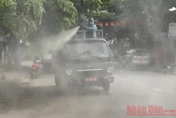 Lực lượng quân đội phun thuốc khử trùng khu dân cư Lưu Minh, thị trấn Hà Lam, huyện Thăng Bình, tỉnh Quảng Nam.