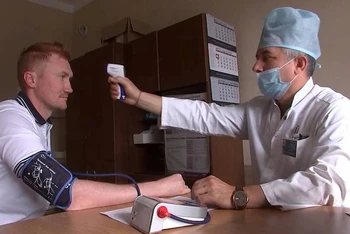 Kiểm tra sức khoẻ các tình nguyện viên sau 42 ngày thử nghiêm lâm sàng vắc-xin ngừa Covid-19. (Nguồn ảnh: Bộ Quốc phòng Nga)