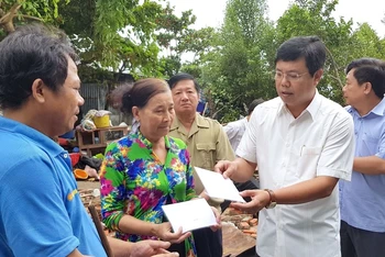 Lãnh đạo tỉnh Cà Mau thăm hỏi, trao hỗ trợ bước đầu cho các hộ dân bị ảnh hưởng do thiên tai.