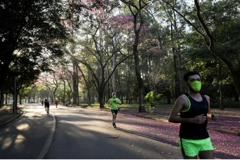 Khung cảnh tại công viên Ibirapuera ở Sao Paulo, Brazil, sau khi chính quyền thành phố nới lỏng các biện pháp hạn chế nhằm ngăn chặn Covid-19 lây lan. (Ảnh: Reuters)