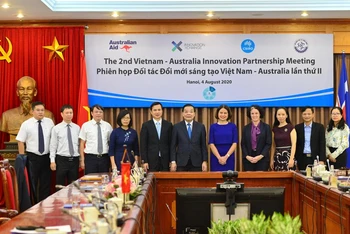Đại sứ Australia Robyn Mudie (váy xanh), Bộ trưởng Chu Ngọc Anh (trái) và một số đại biểu tham dự cuộc họp Đối tác Đổi mới Sáng tạo Việt Nam - Australia lần II – Hà Nội ngày 4-8.