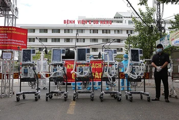Năm máy thở được trao cho Bệnh viện Đà Nẵng sáng 4-8, tại chốt phong tỏa Hải Phòng-Ngô Gia Tự.