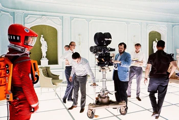 Đạo diễn Stanley Kubrick ( thứ 4 từ phải qua) trên phim trường 2001 Space Odyssey. Ảnh: Vanity Fair