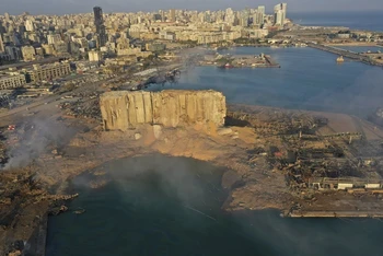 Thành phố Beirut nhìn từ trên không sau vụ nổ ngày 4-8. (Ảnh: AP)