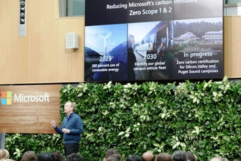 Chủ tịch Brad Smith cam kết Microsoft sẽ trở thành tập đoàn đầu tiên âm tính carbon vào năm 2030.
