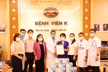 Chủ tịch Tổng hội Y học Việt Nam và các đơn vị trao khẩu trang và tiền cho đại diện Bệnh viện K.