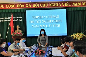 Phó Chủ tịch UBND tỉnh Đắk Lắk H’Yim Kđoh, Trưởng Ban Chỉ đạo kỳ thi tốt nghiệp THPT tỉnh Đắk Lắk năm 2020 phát biểu chỉ đạo tại cuộc họp.