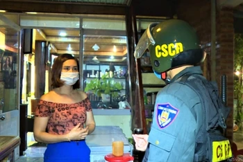 Lực lượng Công an tỉnh Đắk Lắk kiểm tra, nhắc nhở chủ các hàng quán không đón khách trong thời gian cách ly xã hội để phòng, chống dịch Covid-19. 