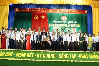 Đồng chí Trần Cẩm Tú cùng lãnh đạo tỉnh Hà Tĩnh tặng hoa chúc mừng Ban Chấp hành Đảng bộ huyện Hương Sơn, khóa XXIII.