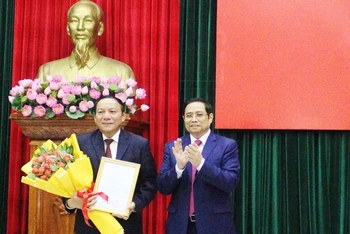 Đồng chí Phạm Minh Chính trao quyết định bổ nhiệm Thứ trưởng Bộ Văn hóa, thể thao và Du lịch cho đồng chí Nguyễn Văn Hùng (bên trái).