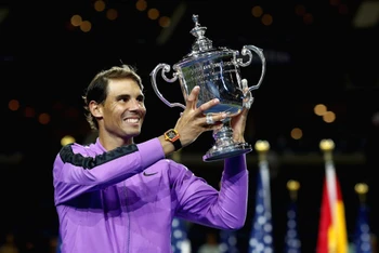 Nadal nâng chiếc Cúp danh hiệu nhà vô địch US Open 2019 lần thứ tư. (Ảnh: ATP) 