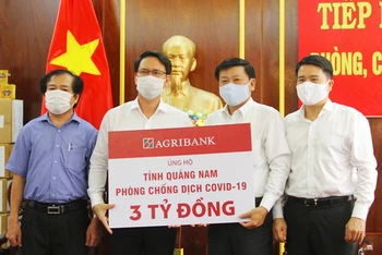 Lãnh đạo tỉnh Quảng Nam tiếp nhận ủng hộ.