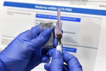 Ngày 27-7, một y tá chuẩn bị mũi tiêm thử nghiệm đợt cuối của vaccine Covid-19 do Viện Y tế Quốc gia Mỹ và Moderna phát triển. Ảnh: AP.