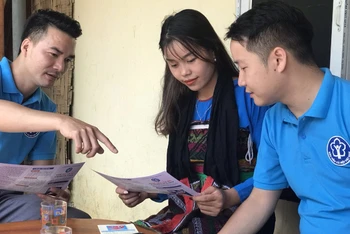 Vận động người dân tham gia bảo hiểm xã hội tự nguyện, bảo hiểm y tế tại Thanh Hóa.