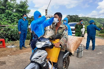 Ngành y tế Đắk Lắk tăng cường kiểm soát người dân ra vào khu vực đang có dịch bạch hầu.