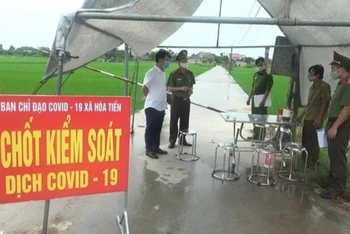 Chốt kiểm soát dịch Covid-19 được duy trì hoạt động 24/24 giờ tại ổ dịch thôn Bùi, xã Hòa Tiến (Hưng Hà, tỉnh Thái Bình).