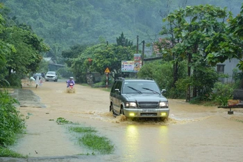 Quốc lộ 37, đoạn xã Cát Thịnh, huyện Văn Chấn bị ngập sâu trong nhiều giờ.