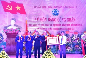 Lãnh đạo huyện Phù Cừ đón nhận Bằng công nhận huyện Phù Cừ (tỉnh Hưng Yên) đạt chuẩn NTM.