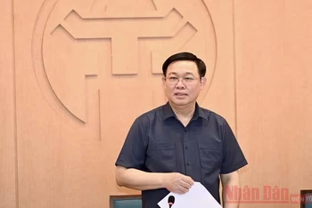Đồng chí Vương Đình Huệ, Uỷ viên Bộ Chính trị, Bí thư Thành uỷ phát biểu ý kiến tại cuộc họp. (Ảnh: DUY LINH) 