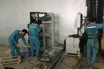  Nhân viên kỹ thuật của Viettel lắp đặt hệ thống hạ tầng kỹ thuật tại Bệnh viện dã chiến