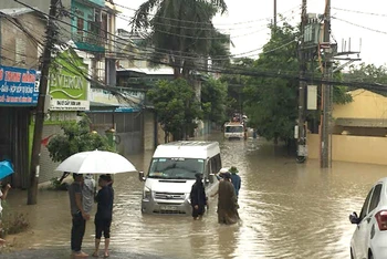 Đoạn đường qua sân vận động tỉnh Điện Biên ngập sâu trong nước.