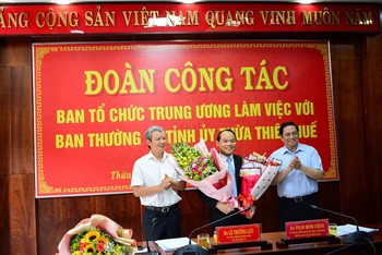 Các đồng chí Phạm Minh Chính và Lê Trường Lưu chúc mừng đồng chí Nguyễn Quốc Đoàn.