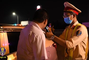 Lực lượng cảnh sát giao thông tăng cường kiểm tra vi phạm nồng độ cồn vào ban đêm. (Ảnh: Cục CSGT)