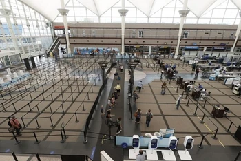 Hành khách tới điểm kiểm tra an ninh phía nam tại sảnh chính của sân bay quốc tế Denver, Mỹ, ngày 22-7. (Ảnh: AP)