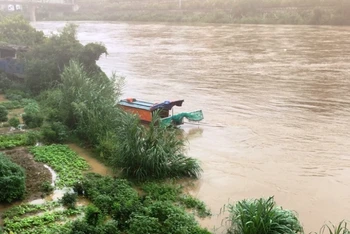 Lũ lớn trên thượng nguồn sông Hồng, đoạn chảy qua thành phố Lào Cai.