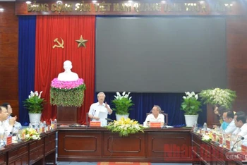 Đồng chí Trần Quốc Vượng phát biểu ý kiến chỉ đạo tại buổi làm việc với lãnh đạo chủ chốt tỉnh Bạc Liêu, chiều 7-8.