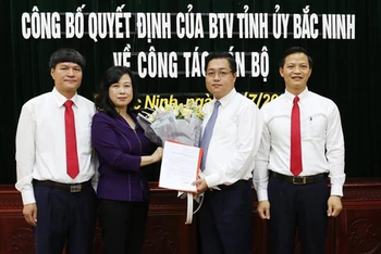 Ông Nguyễn Nhân Chinh (thứ hai từ phải qua) khi nhận quyết định giữ chức Bí thư Thành ủy Bắc Ninh. Ảnh: Tỉnh đoàn Bắc Ninh.