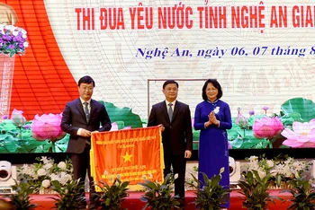 Phó Chủ tịch nước Đặng Thị Ngọc Thịnh trao tặng Cờ thi đua của Chính phủ cho tỉnh Nghệ An.