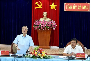 Đồng chí Trần Quốc Vượng (trái) phát biểu tại buổi làm việc với Tỉnh ủy Cà Mau.